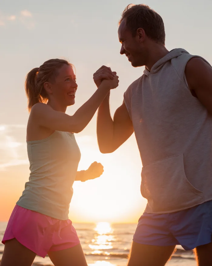 Pareja activa en la playa — vitalidad hormonal