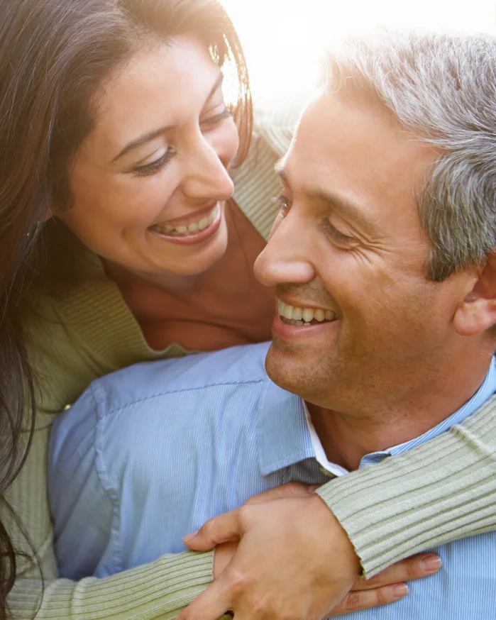 Pareja madura sonriendo — BHRT después de los 40