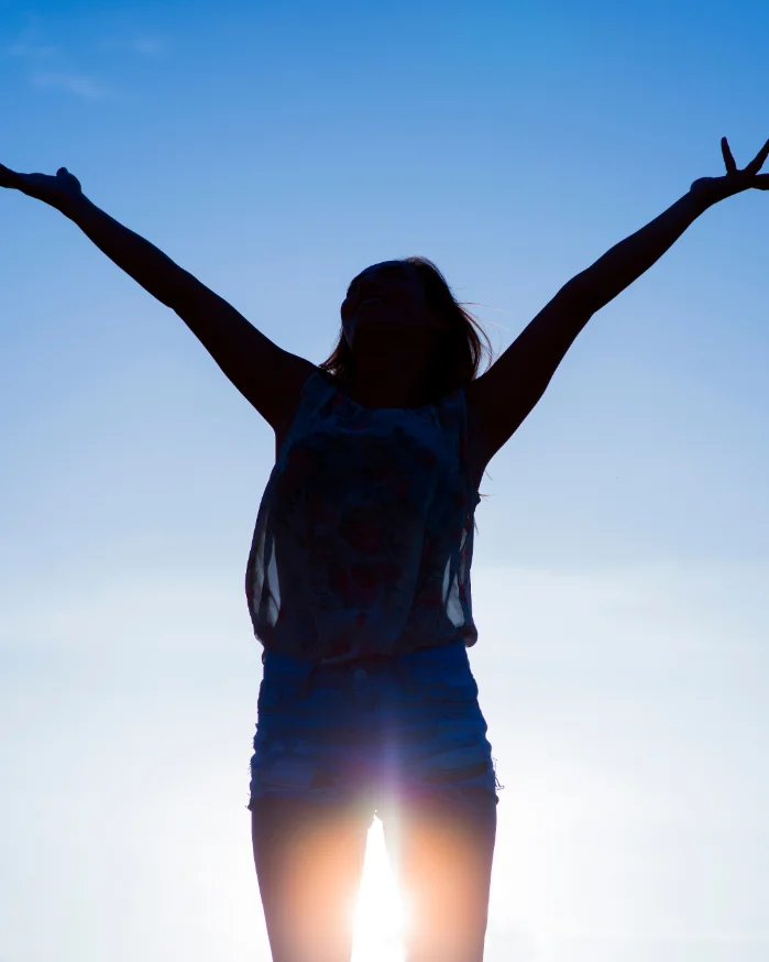 Mujer con brazos al sol — niebla mental